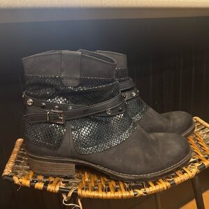 Tamaris Cigar Bomb Leather Black Bootie Sz 40 / 9.5